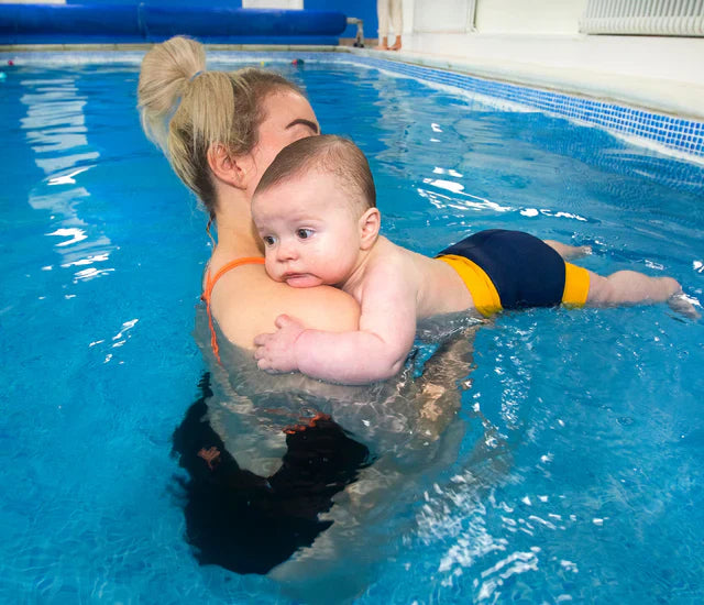Lærer barn å svømme på babysvømming?