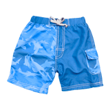 Lätt och komfortabel UPF 50+ badbyxa för pojkar. Blå färg.